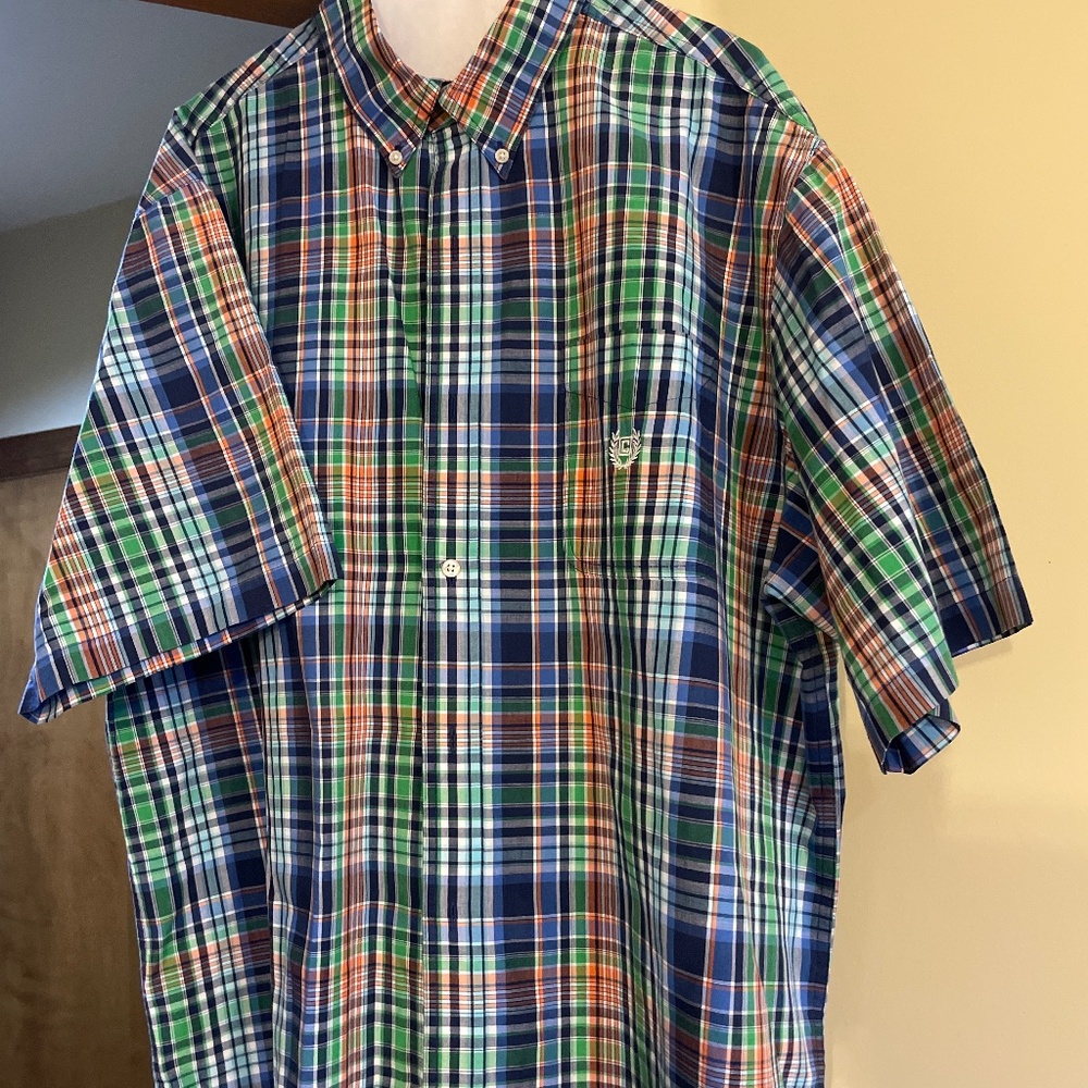 Short sleeve men’s plaid button down short
